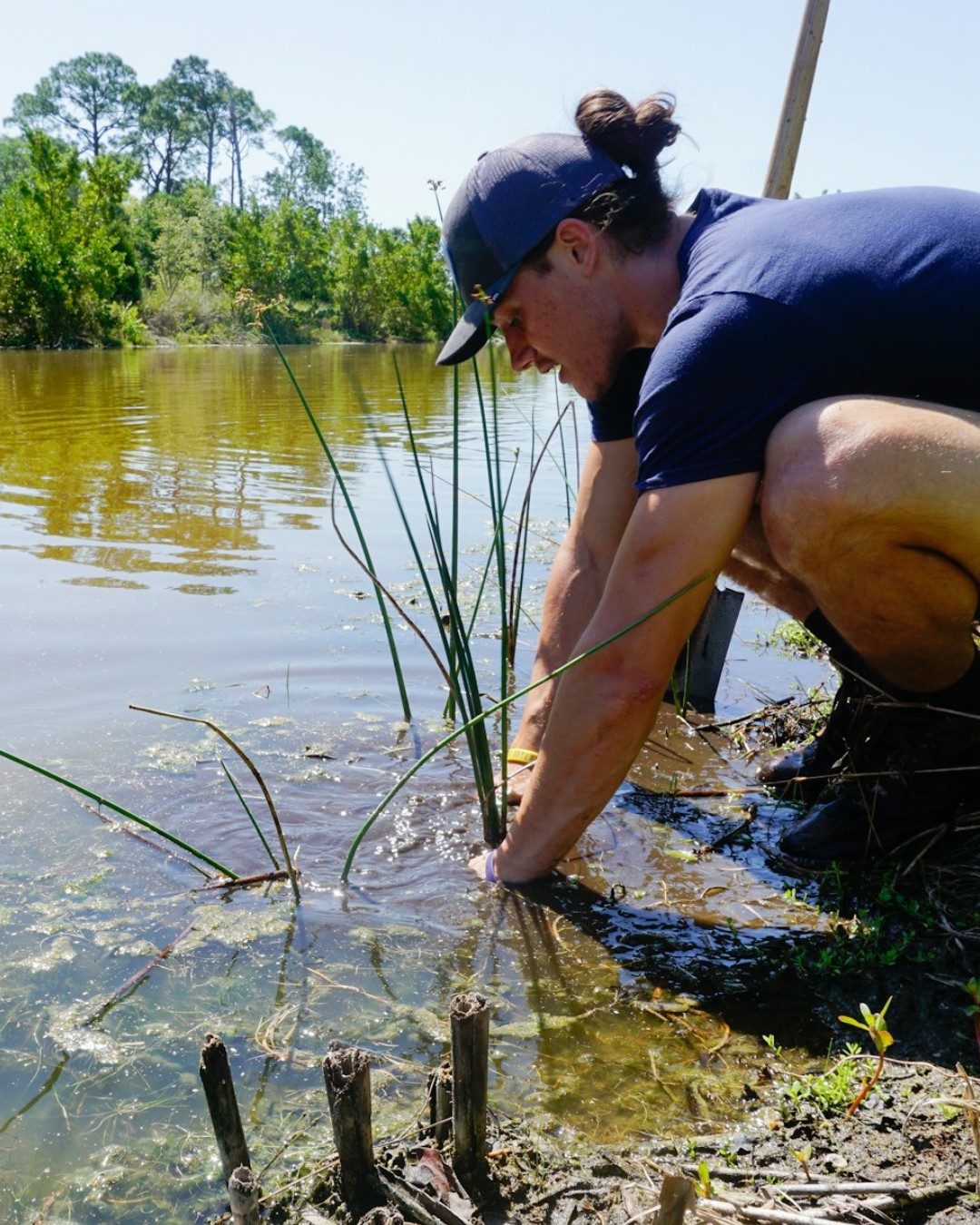 Jóvenes tomando muestras de agua en un río