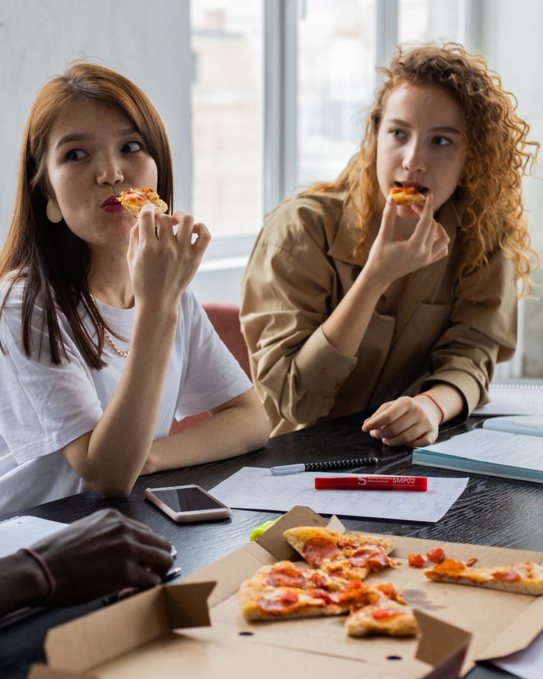 Jóvenes compartiendo una comida