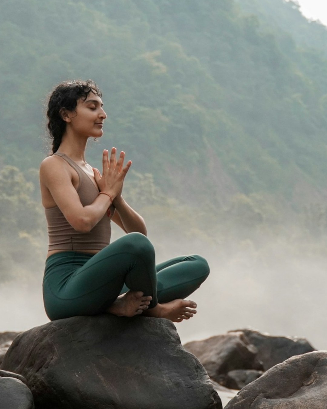 Jóvenes meditando en una sala silenciosa y luminosa