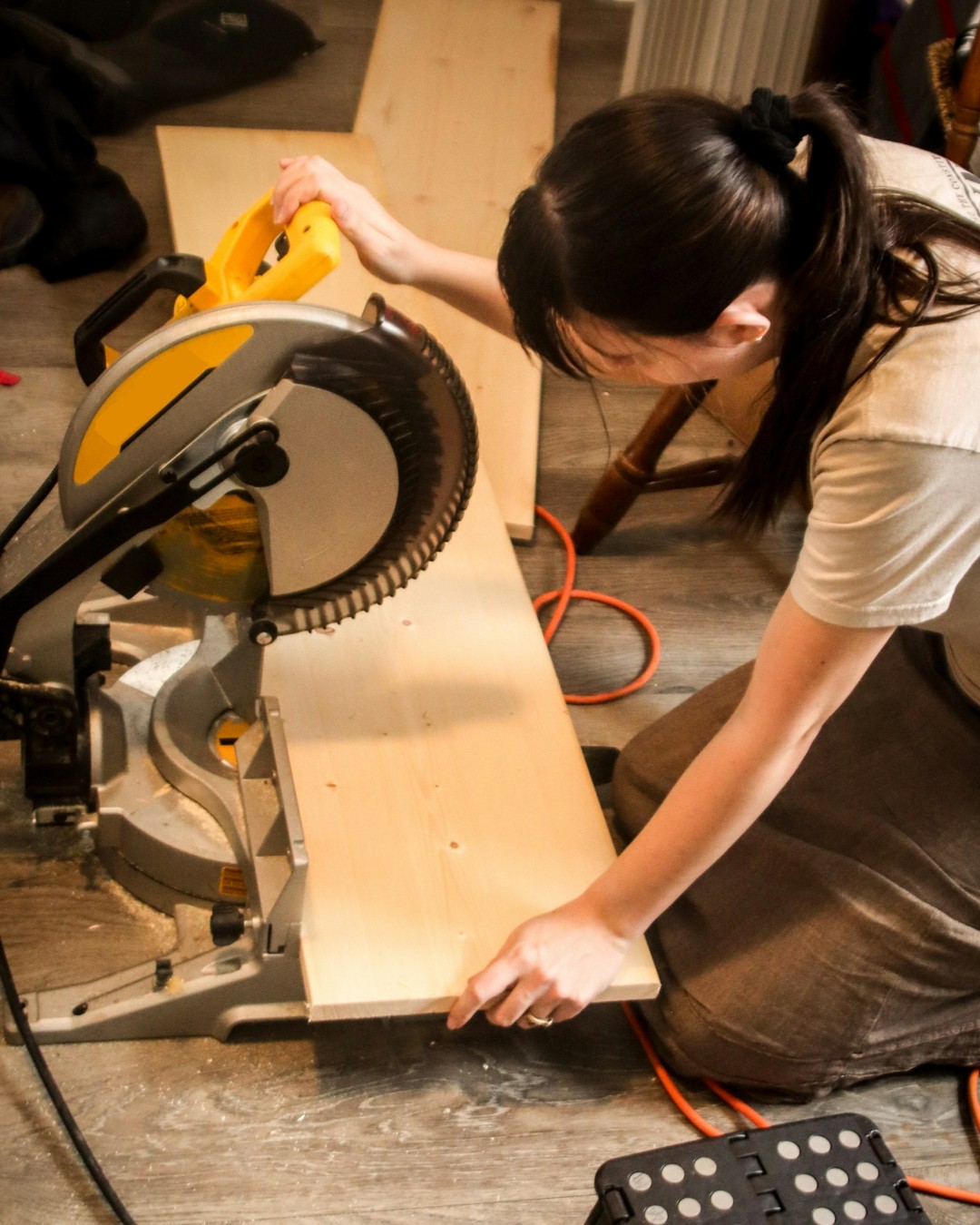 Joven trabajando la madera en el taller